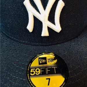 New Era New York Yankees 59/50 Mesh Back Fitted Sz. 7 NWT